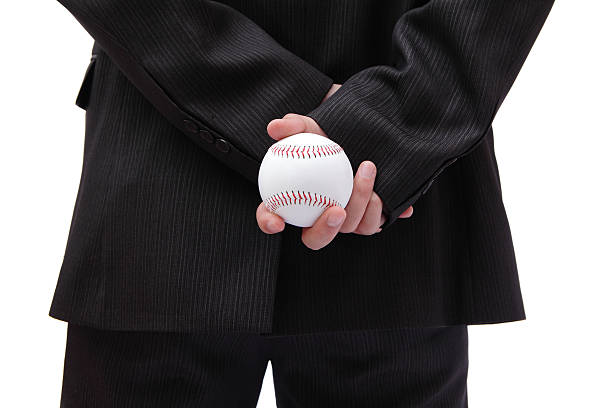 uomo d'affari tenendo palla dietro - pitcher di baseball foto e immagini stock