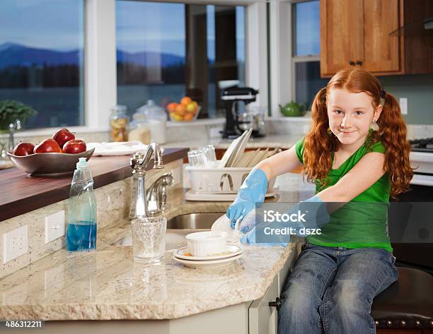 Little Pelirrojo Chica Sonriendo Mientras Lavar Los Platos En La Cocina Foto de stock y más banco de imágenes de 8-9 años