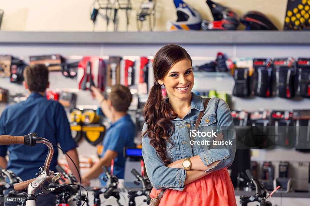 Jovem mulher na Loja de Bicicleta - Royalty-free 20-24 Anos Foto de stock