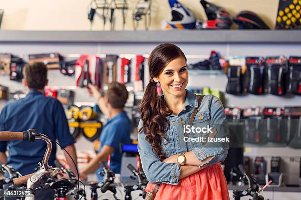 Jovem Mulher Na Loja De Bicicleta - Fotografias de stock e mais imagens de 20-24 Anos - 20-24 Anos, Adulto, Atividade Recreativa