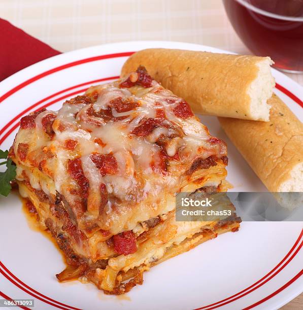 Lasaña La Cena Foto de stock y más banco de imágenes de Lasaña - Lasaña, Palito de pan, Alimento