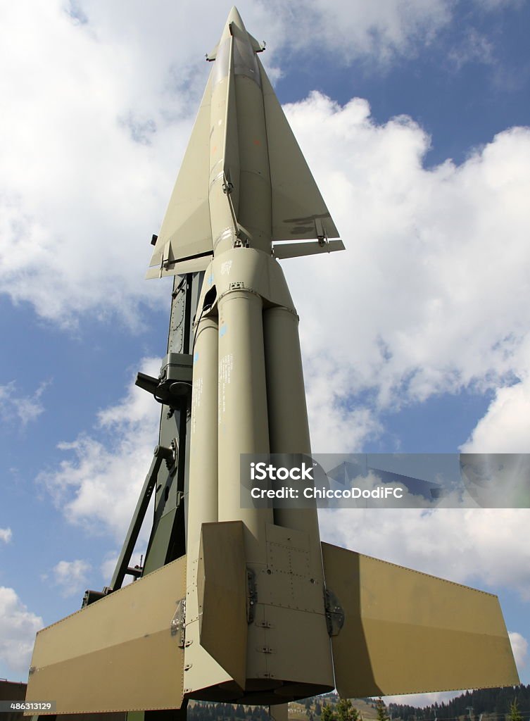 rocket con explosivos warhead militar - Foto de stock de Armamento libre de derechos