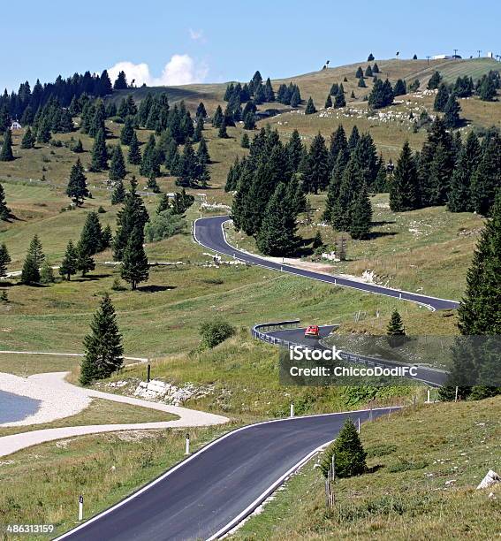 Carretera Con Curvas Completo De Curvas En Las Praderas Foto de stock y más banco de imágenes de Aire libre