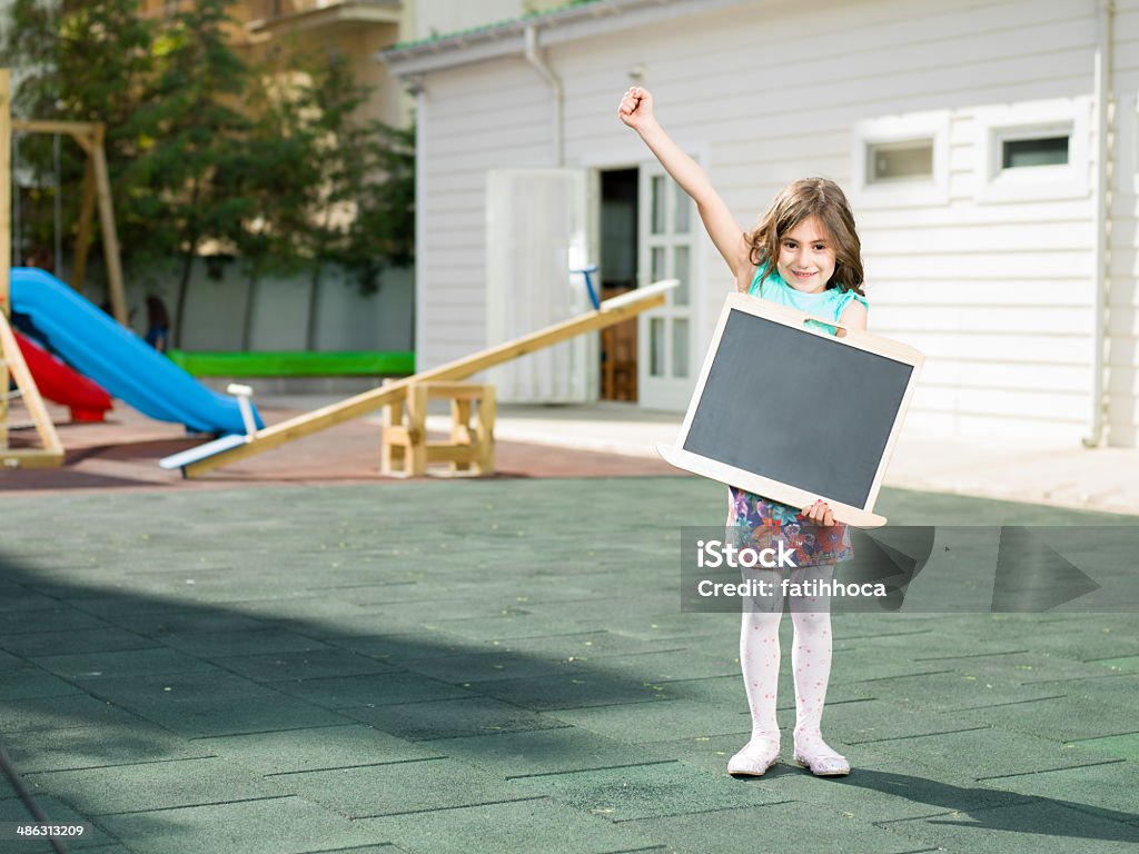 Niña sosteniendo pizarra - Foto de stock de 4-5 años libre de derechos