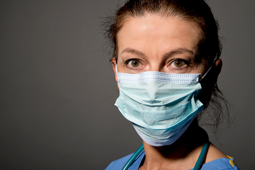 Enfermero/médico usando la máscara quirúrgica photo