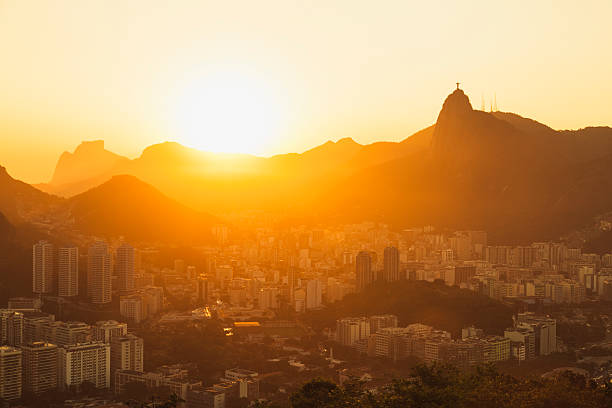 coucher de soleil sur la ville et les montagnes de rio - sugarloaf mountain flash photos et images de collection