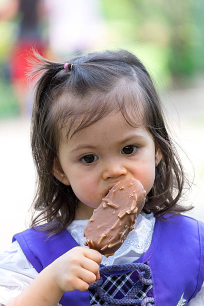 bambina mangiare gelato - child chocolate ice cream human mouth foto e immagini stock