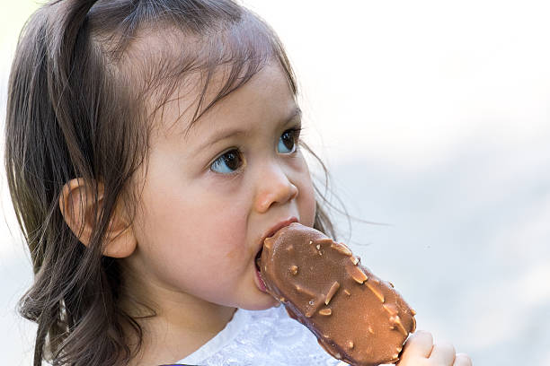 bambina mangiare gelato - child chocolate ice cream human mouth foto e immagini stock