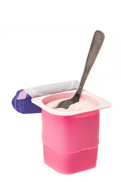 딸기 요구르트 - yogurt container 뉴스 사진 이미지