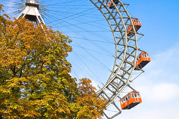 roda-gigante em wien contra um céu azul - large vienna austria blue - fotografias e filmes do acervo