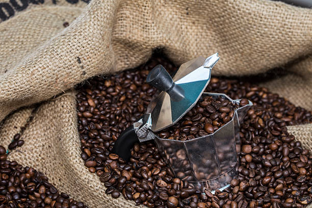 モカの麻袋フルのコーヒー豆 - coffee bean cafe burlap sack burlap ストックフォトと画像