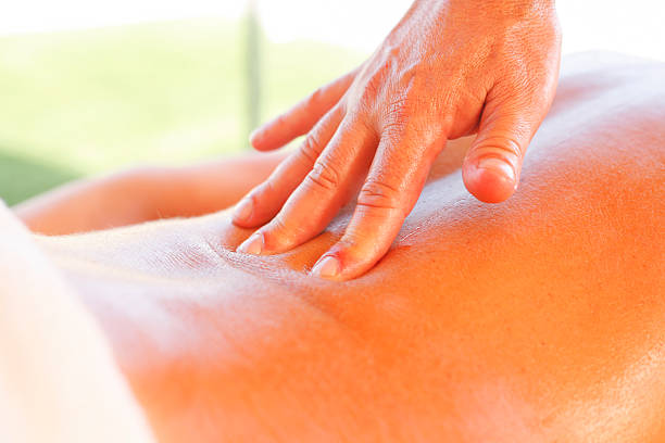 masseur en action - femme massage plage photos et images de collection