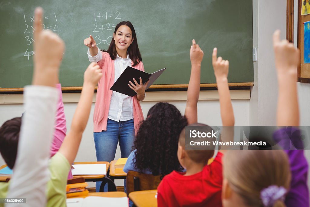 Lehrer ihre Schüler eine Frage stellen - Lizenzfrei Lehrkraft Stock-Foto