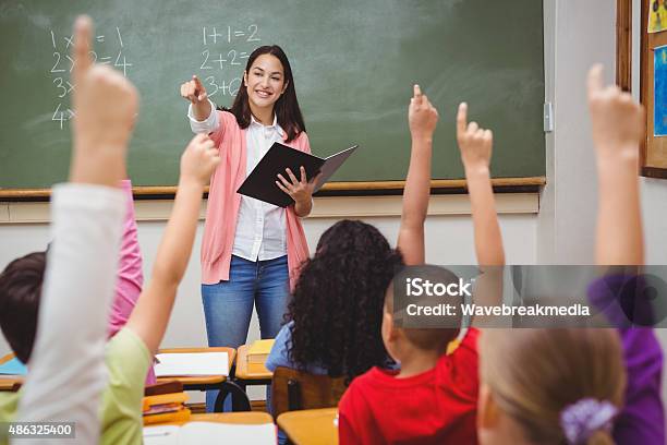 Lehrer Ihre Schüler Eine Frage Stellen Stockfoto und mehr Bilder von Lehrkraft - Lehrkraft, Klassenzimmer, Kind