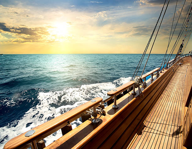 barca a vela in mare - sailboat sunset sailing nautical vessel foto e immagini stock