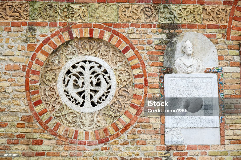 퍼사드 close-up of Pomposa 아베이 (Abbazia di Pomposa), 페라라, 이탈리아 - 로열티 프리 0명 스톡 사진