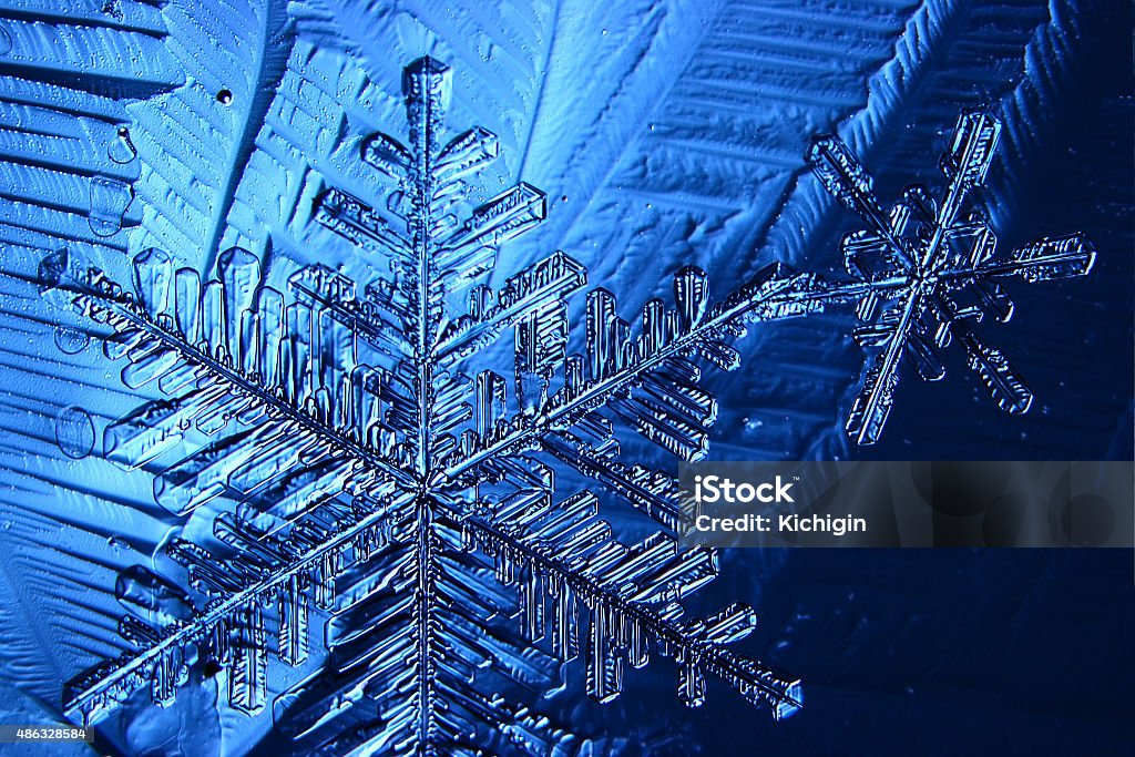 Copo de nieve fondo azul cristal - Foto de stock de Abstracto libre de derechos
