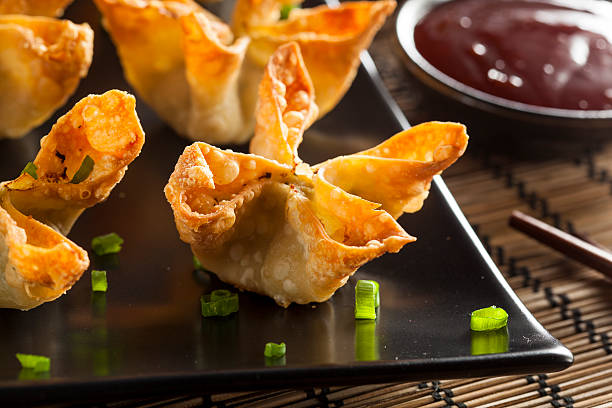 caranguejo asiática rangoons com molho doce e azedo - yangon imagens e fotografias de stock