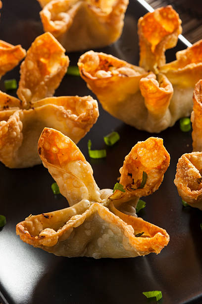 granchio asiatica rangoons con salsa agrodolce - yangon foto e immagini stock