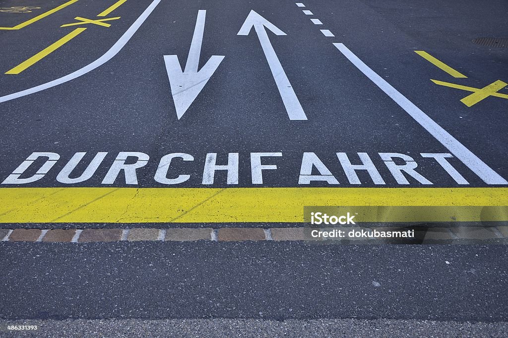 Strassenmarkierung Durchfahrt - Photo de Horizontal libre de droits