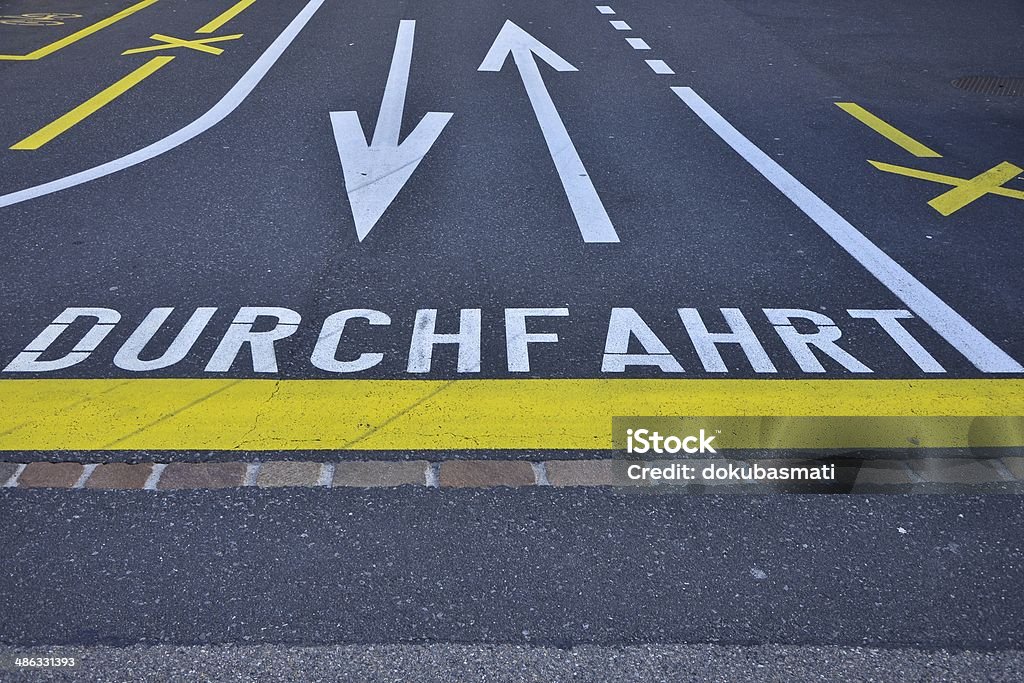 Strassenmarkierung Durchfahrt - Foto stock royalty-free di Ambientazione esterna