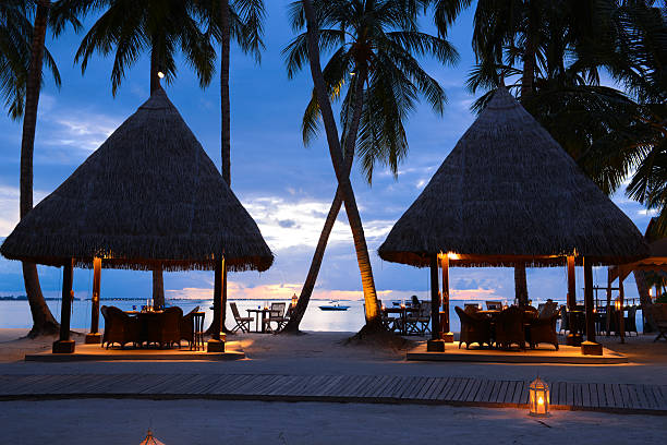 dîner romantique sur la plage - roof lightweight industry architecture photos et images de collection