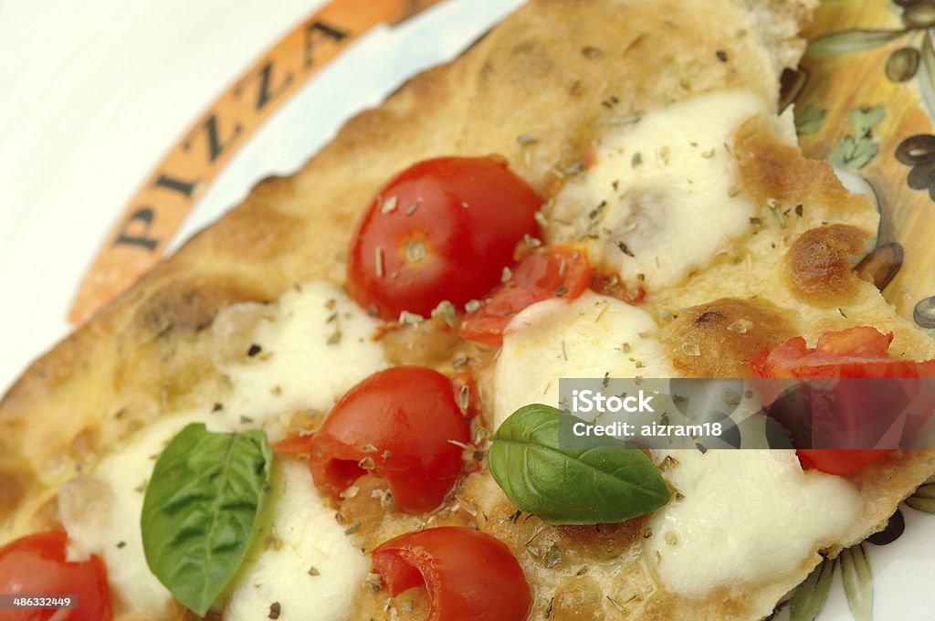 pizza con pomodoro e mozzarella - Foto stock royalty-free di Alimentazione sana