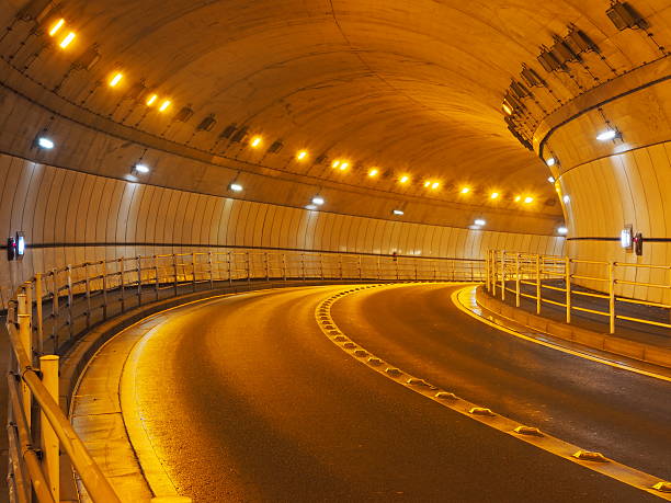 canto direito do túnel à noite - asphalt curve corner road - fotografias e filmes do acervo