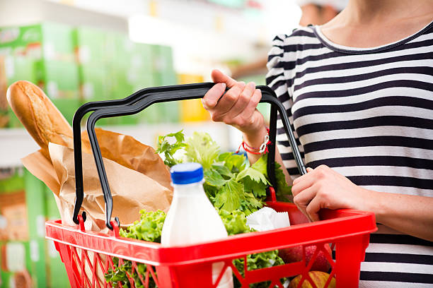 durchgehender shopping basket - food bread groceries basket stock-fotos und bilder