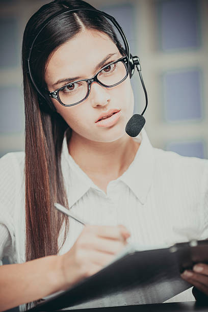 opérateur de téléphonie soutien avec casque au lieu de travail - customer service representative audio photos et images de collection