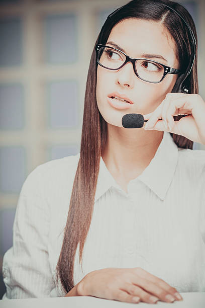 opérateur de téléphonie soutien avec casque au lieu de travail - customer service representative audio photos et images de collection