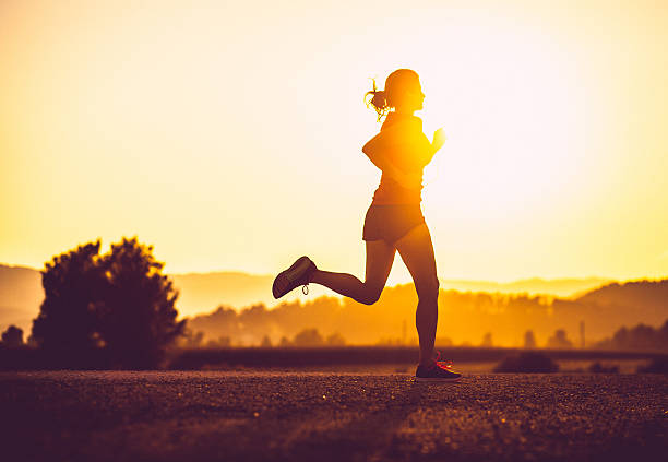 erwachsene frau läuft im freien - running jogging women marathon stock-fotos und bilder