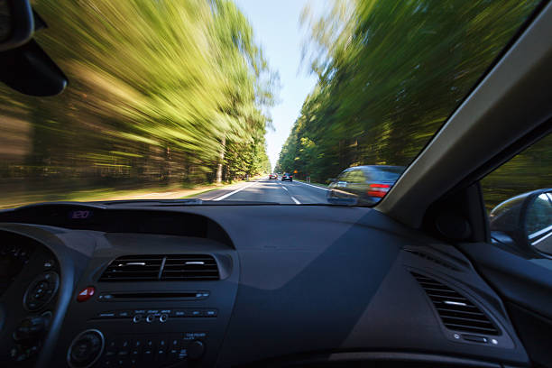 conducción en buenas condiciones climáticas, adelantar - overtake fotografías e imágenes de stock