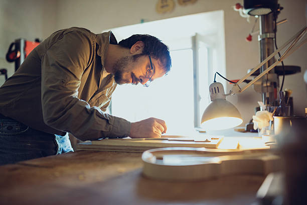 luthier hacer un violín - making craftsperson italian music musical instrument fotografías e imágenes de stock