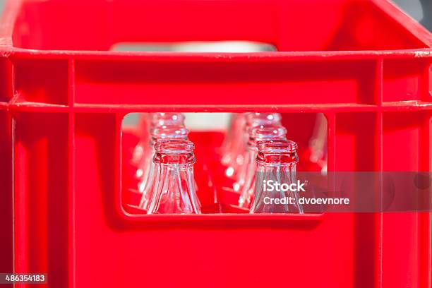 Czerwone Plastikowe Skrzynia Z Pustych Butelek Szklanych - zdjęcia stockowe i więcej obrazów Butelka