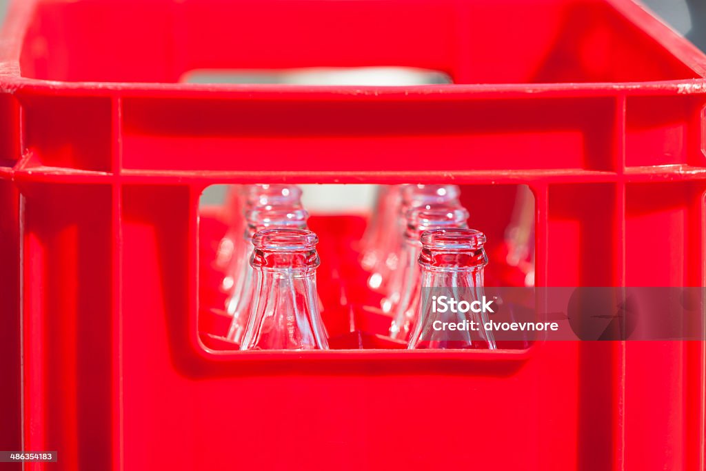 Caixa de plástico vermelho com frascos de vidro vazio - Royalty-free Garrafa Foto de stock