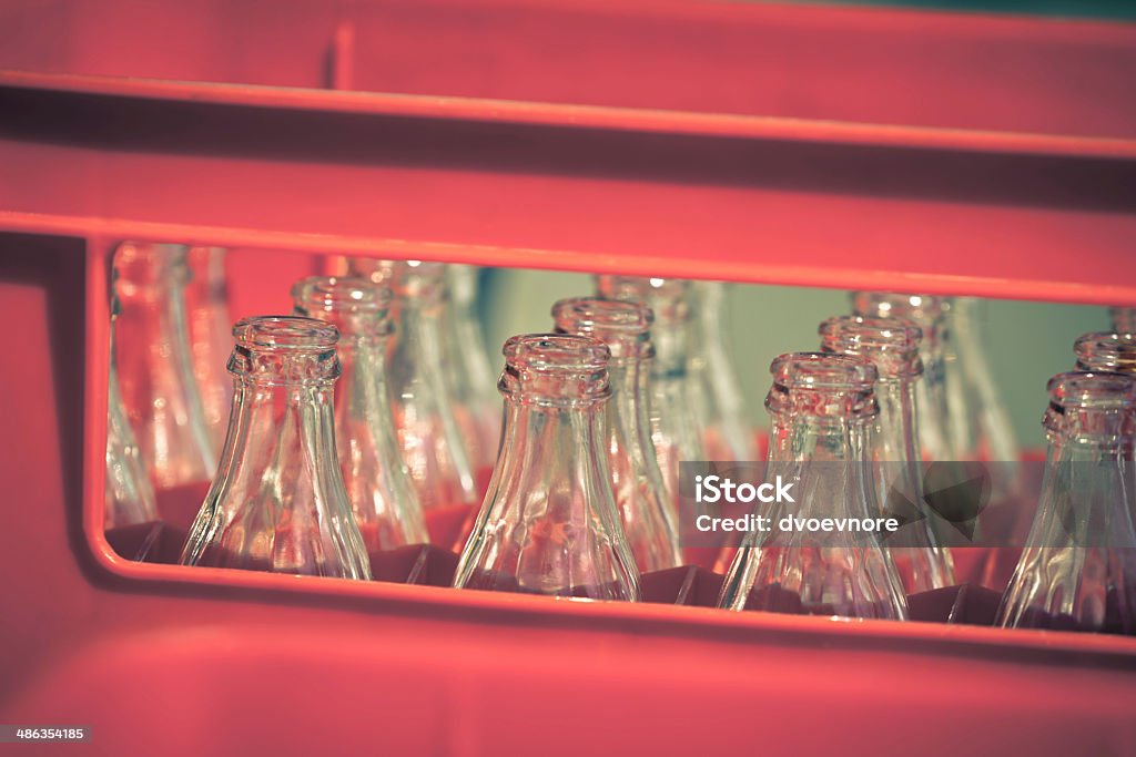 Caixa de plástico vermelho com frascos de vidro vazio - Royalty-free Aberto Foto de stock