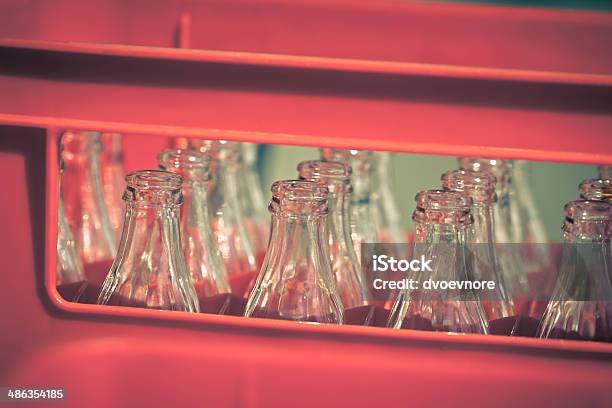 Caixa De Plástico Vermelho Com Frascos De Vidro Vazio - Fotografias de stock e mais imagens de Aberto