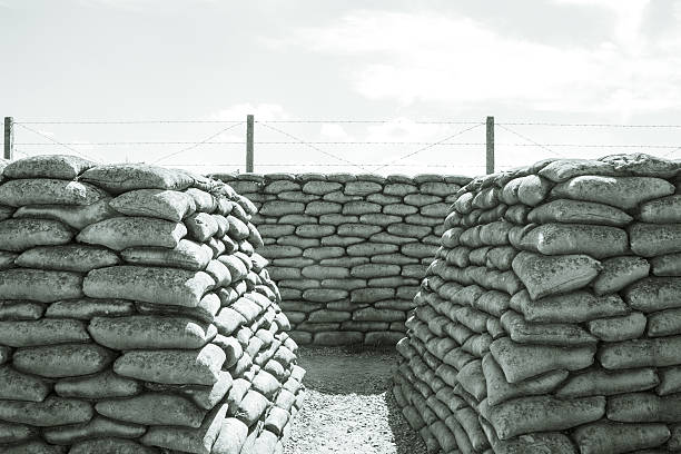 trenchcoat des todes sandsäcken world war 1 - war symbols of peace conflict army stock-fotos und bilder