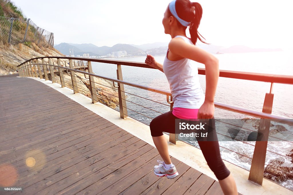 Gesunder Lebensstil asiatische Frau läuft auf Holz Weg am Meer - Lizenzfrei Aktiver Lebensstil Stock-Foto
