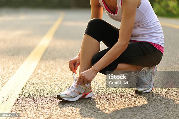 Mujer Corredor Anudar Sports Zapatos Para Correr En Carretera Laces Foto de stock y más banco de imágenes de Actividad