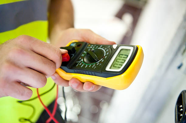 électricien tests voltage - multimètre photos et images de collection