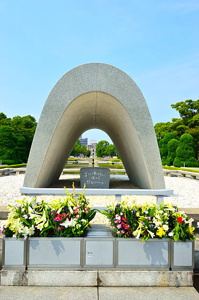 memorial park e hall, hiroshima - cenotaph foto e immagini stock