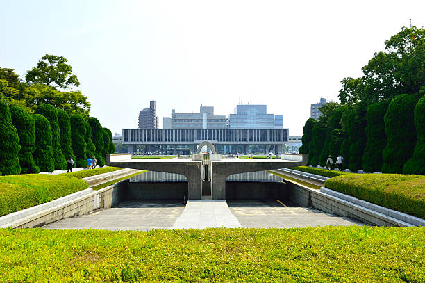 memorial park y hall, hiroshima - war globe symbols of peace weapon fotografías e imágenes de stock