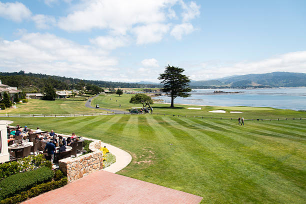 golfspielen am pebble beach - pebble beach california california golf carmel california stock-fotos und bilder