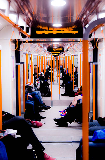 überfüllten u-bahn kabine - protest turkey istanbul europe stock-fotos und bilder