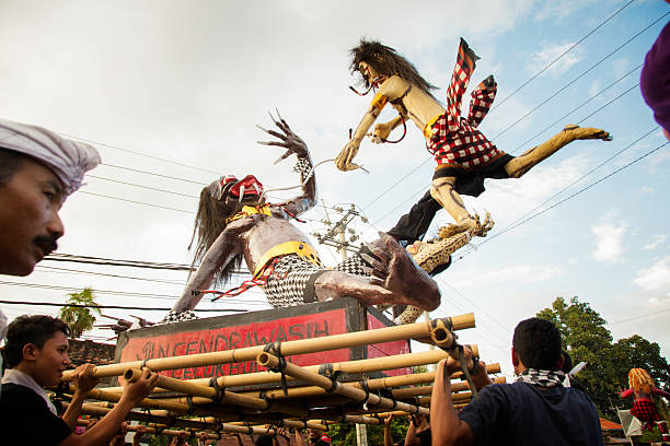 montanha ogre simulados batalha durante nyepi ngrupuk desfile de bali indonésia - ogoh imagens e fotografias de stock
