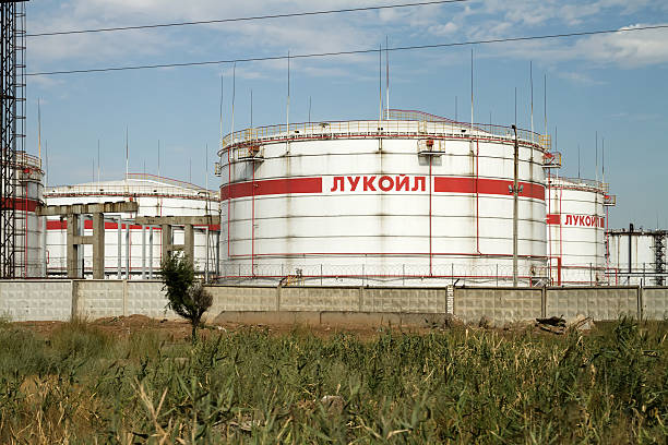 ogromna zbiorników zasobnikowych z logo lukoil - storage tank silo chemical factory zdjęcia i obrazy z banku zdjęć