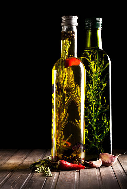 de l'huile et aux herbes maison - vinegar bottle herb white photos et images de collection