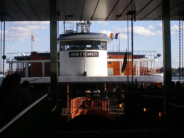 traghetto di staten island - ferry new york city ellis island new york state foto e immagini stock